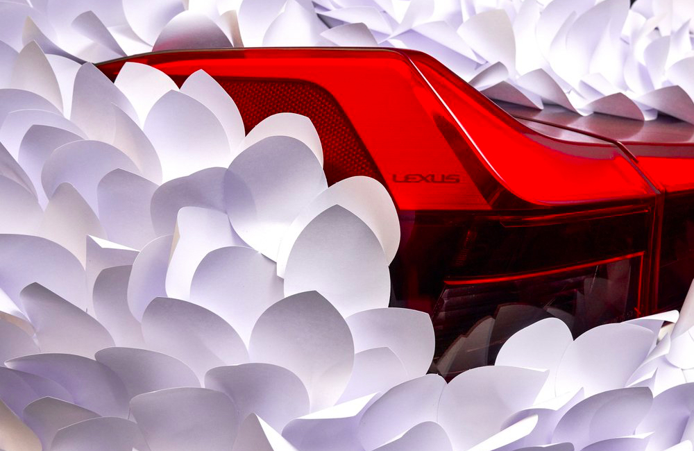 В Испании представили Lexus UX, покрытый тысячами бумажных лепестков (фото 4)