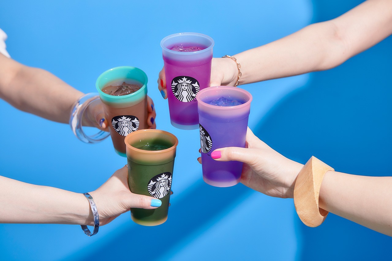 Starbucks выпустил цветные стаканы в поддержку ЛГБТ-комьюнити (фото 1)
