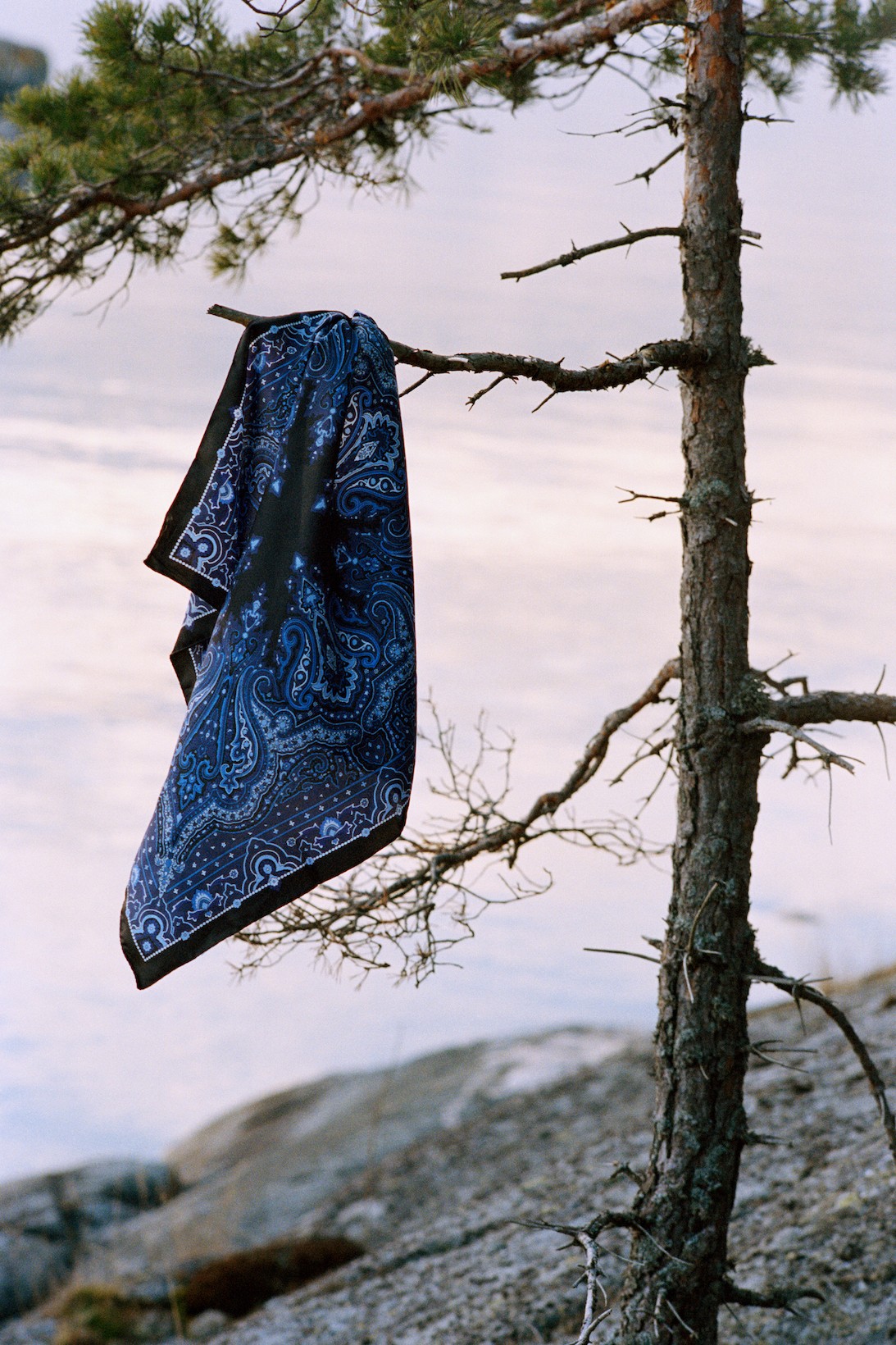 Acne Studios сделал съемку с сумками и головными уборами на острове в Швеции (фото 5)
