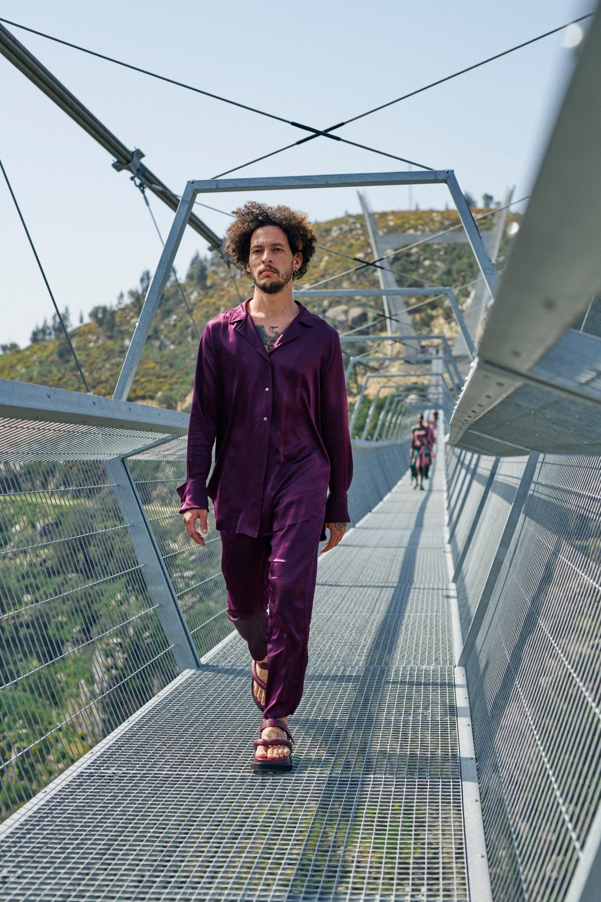 Показ бренда Marques Almeida прошел на самом длинном переходном мосту в мире (фото 6)