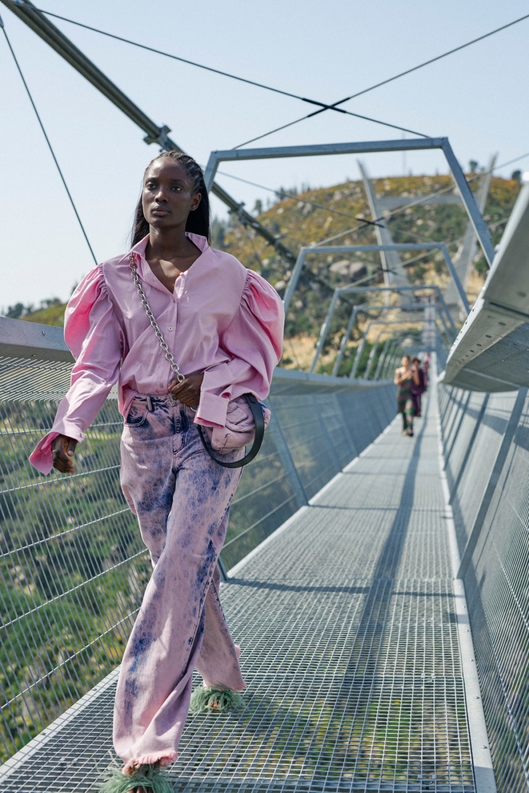 Показ бренда Marques Almeida прошел на самом длинном переходном мосту в мире (фото 4)