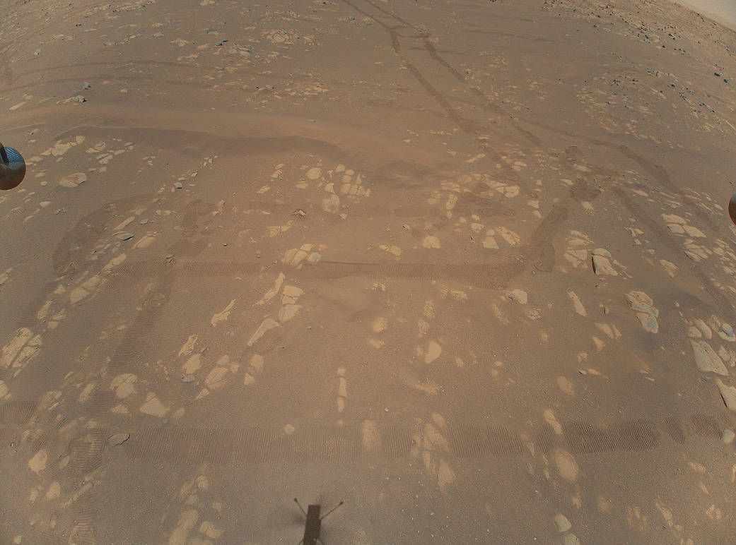 Появилось первое цветное фото Марса, сделанное дроном Ingenuity с воздуха (фото 1)