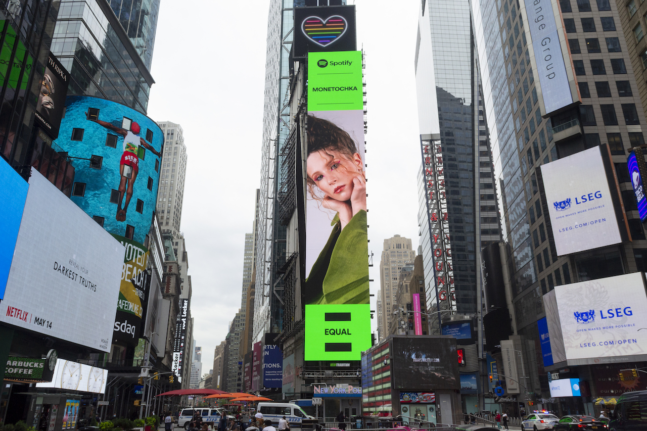 Spotify разместил билборд с Монеточкой на Таймс-сквер в Нью-Йорке (фото 1)