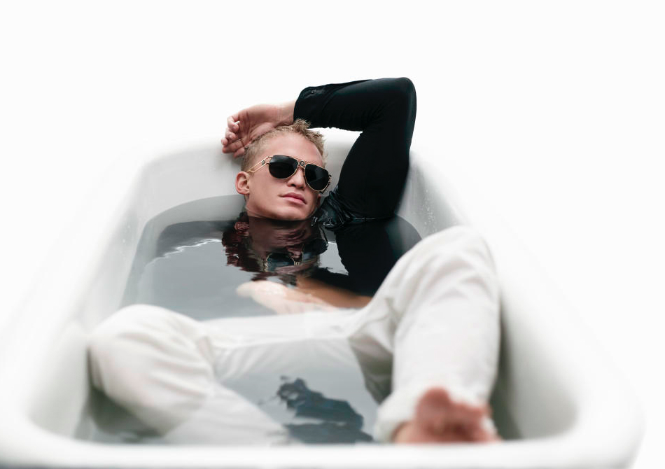 Певец Коди Симпсон снялся в ванне для новой кампании Versace (фото 1)