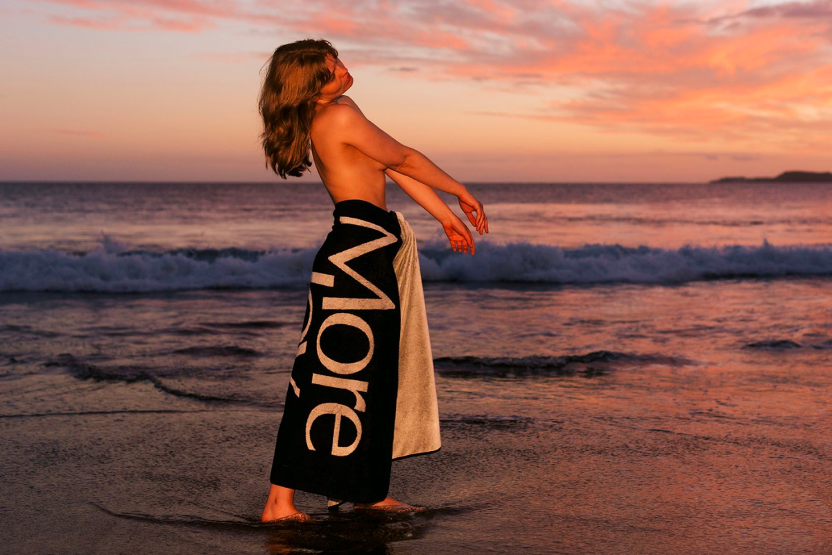 Кристофер Кейн выпустил купальники и пляжные полотенца для своего бренда More Joy (фото 6)