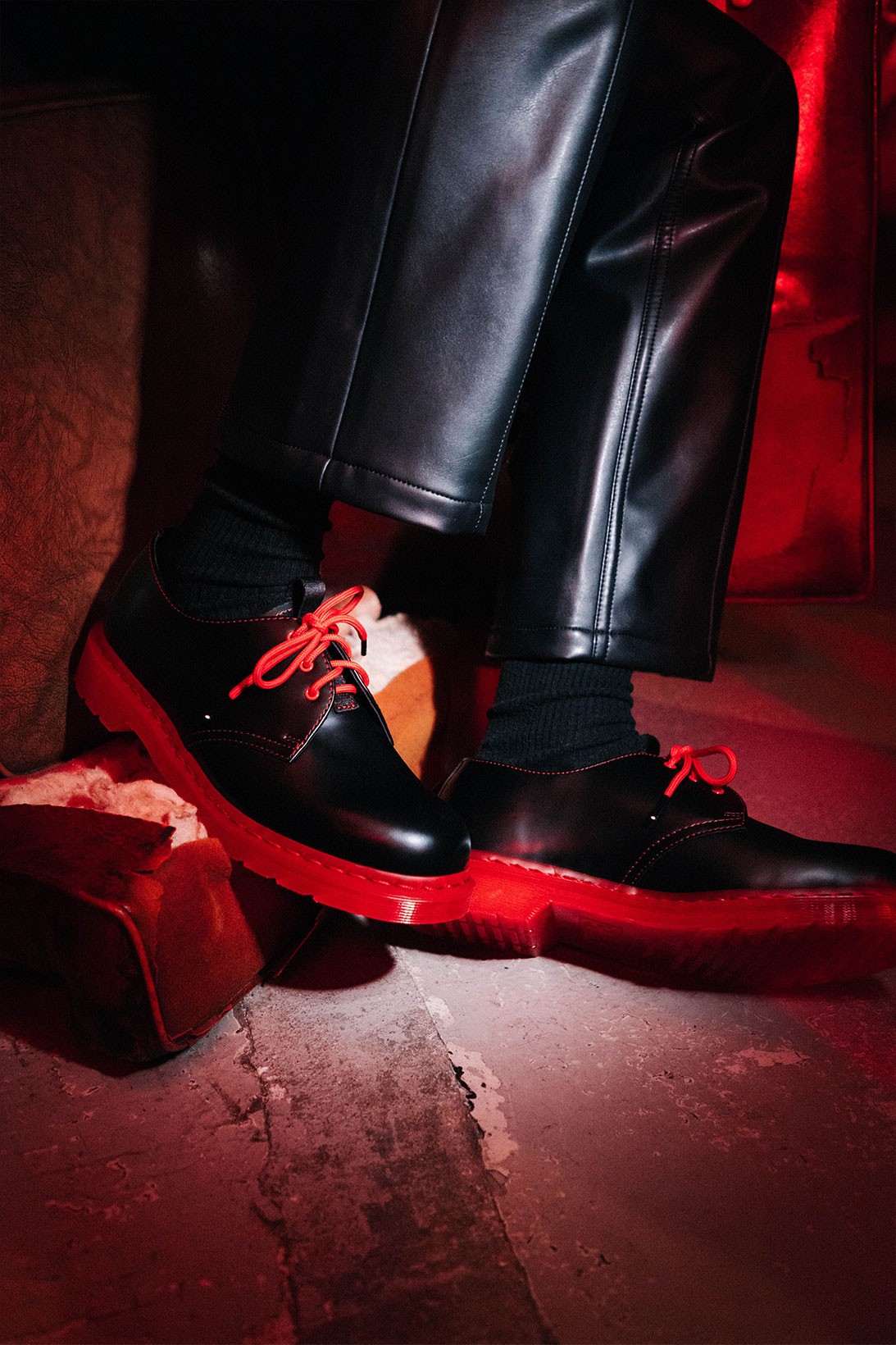 Dr. Martens выпустил ботинки с красной подошвой в коллаборации с маркой Clot (фото 3)