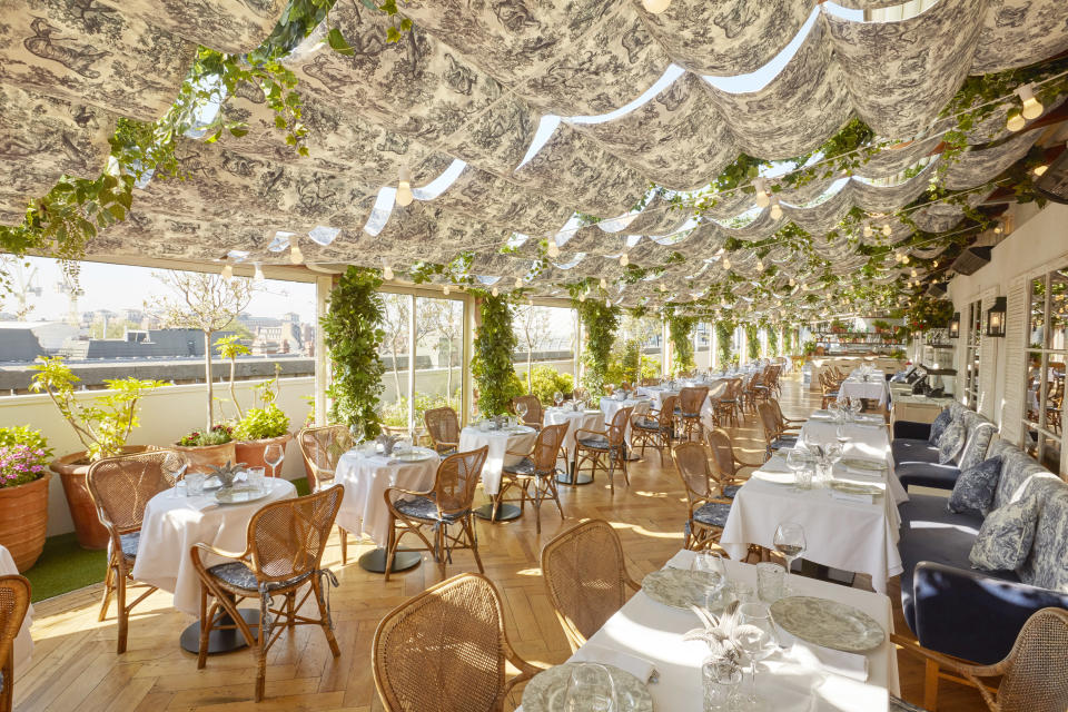 Dior оформил пространство ресторана на крыше универмага Selfridges в Лондоне (фото 1)