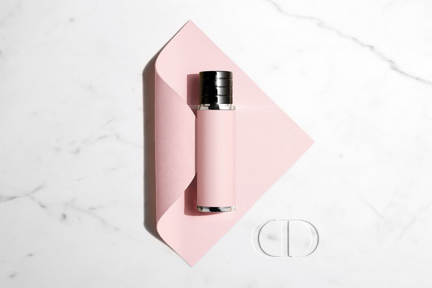 Dior выпустил коллекцию многоразовых флаконов для ароматов (фото 3)