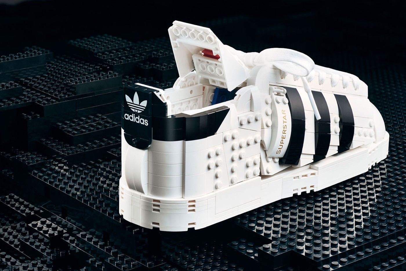 Lego и adidas Originals переосмыслили кроссовки Superstar (фото 8)