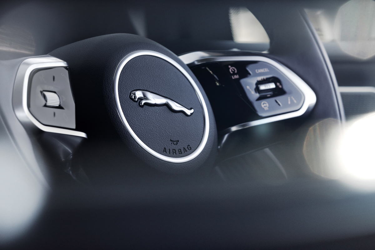 Jaguar представил обновленный полностью электрический кроссовер I-PACE (фото 10)