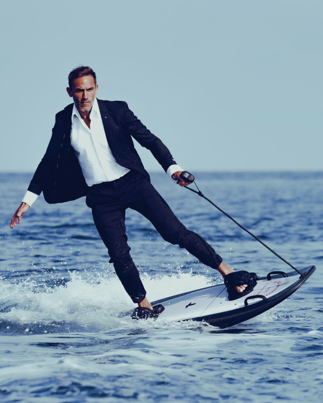 Esurf выпустил электрическую доску для серфинга в честь Карла Лагерфельда (фото 1)