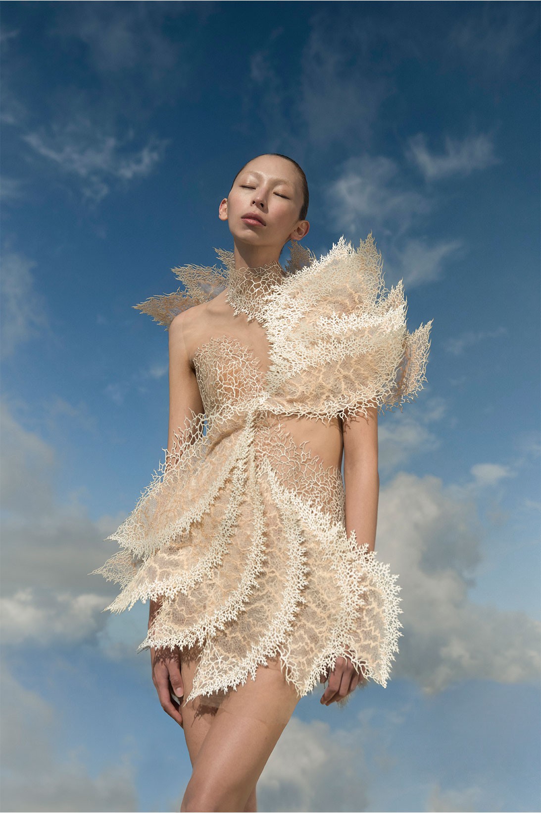 Айрис ван Херпен сделала платья из переработанного океанического пластика (фото 10)