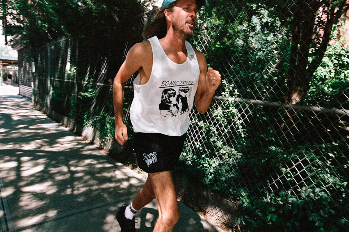 Бренд Satisfy выпустил одежду для бега, посвященную группе Sonic Youth (фото 1)