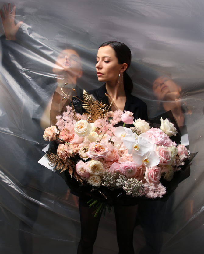 Флористы студии Lacy Bird создали букеты в стиле знаменитых дизайнеров и модных брендов (фото 16)