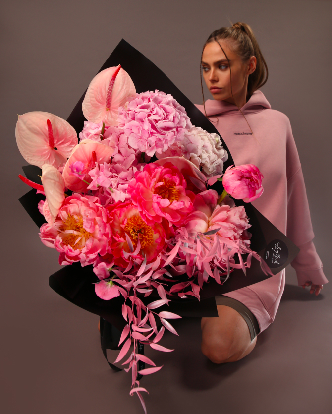 Флористы студии Lacy Bird создали букеты в стиле знаменитых дизайнеров и модных брендов (фото 17)