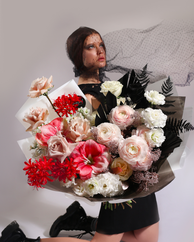 Флористы студии Lacy Bird создали букеты в стиле знаменитых дизайнеров и модных брендов (фото 11)