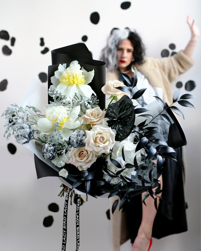 Флористы студии Lacy Bird создали букеты в стиле знаменитых дизайнеров и модных брендов (фото 21)