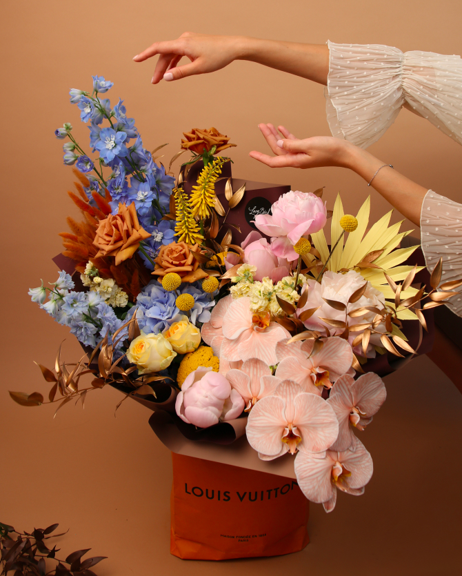 Флористы студии Lacy Bird создали букеты в стиле знаменитых дизайнеров и модных брендов (фото 4)