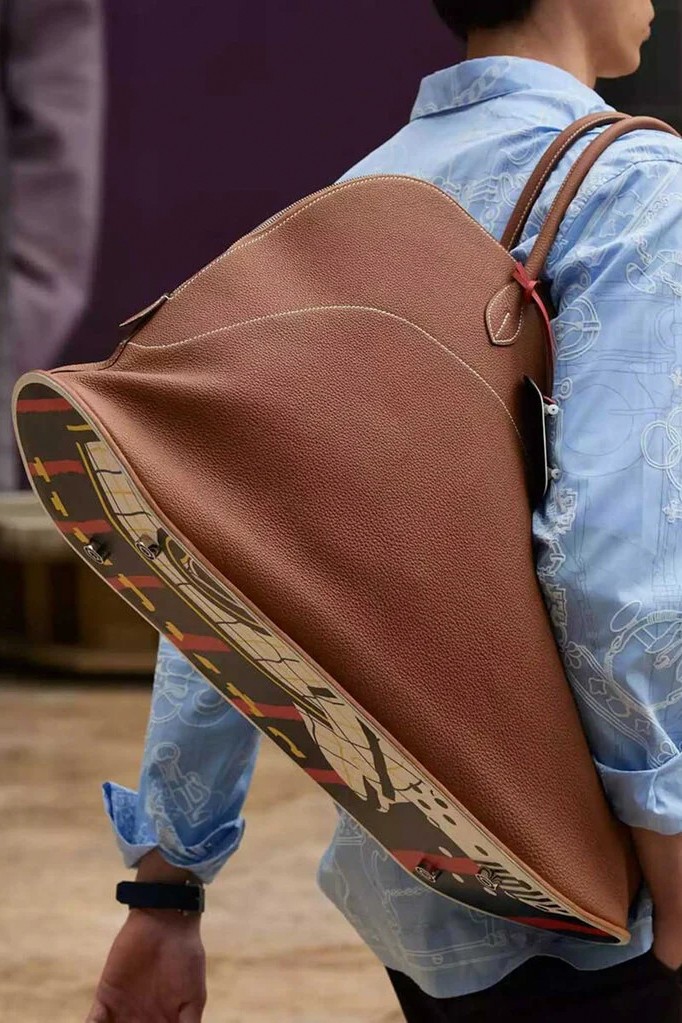 Hermès выпустил классическую сумку Bolide с доской для скейтборда (фото 1)
