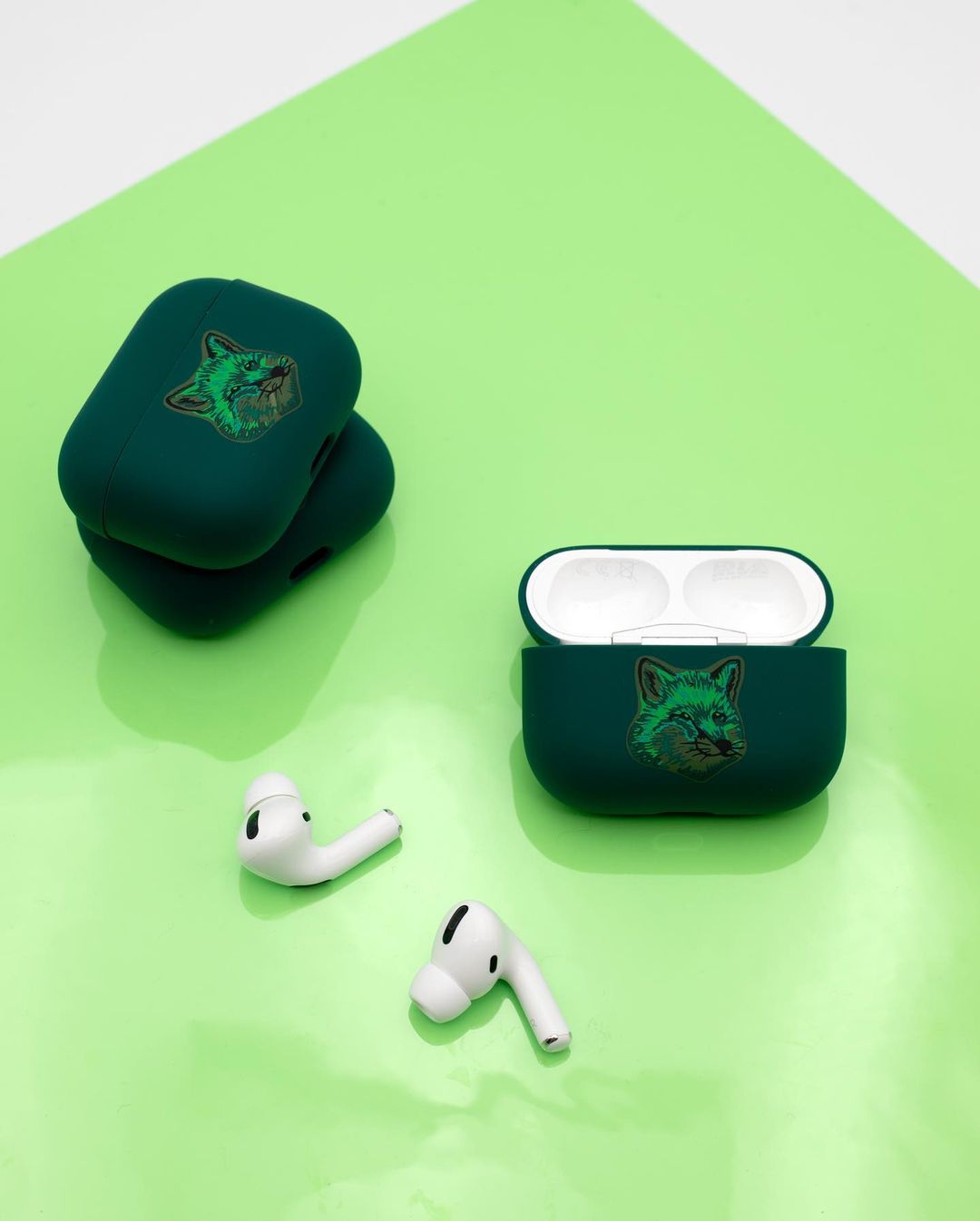 Maison Kitsuné выпустил коллекцию аксессуаров для iPhone в изумрудно-зеленой гамме (фото 2)