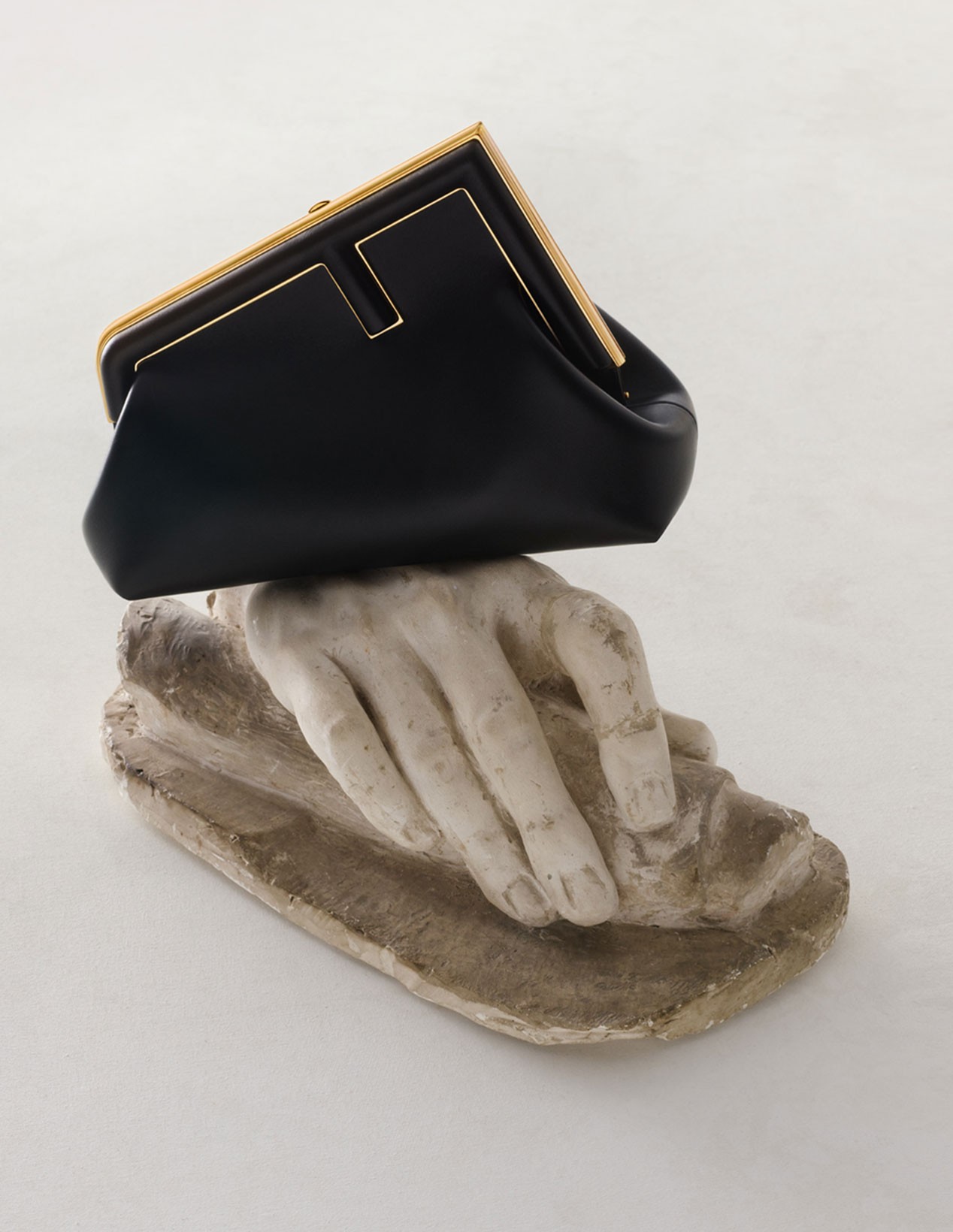 Fendi представил новые сумки и обувь из осенне-зимней коллекции (фото 1)