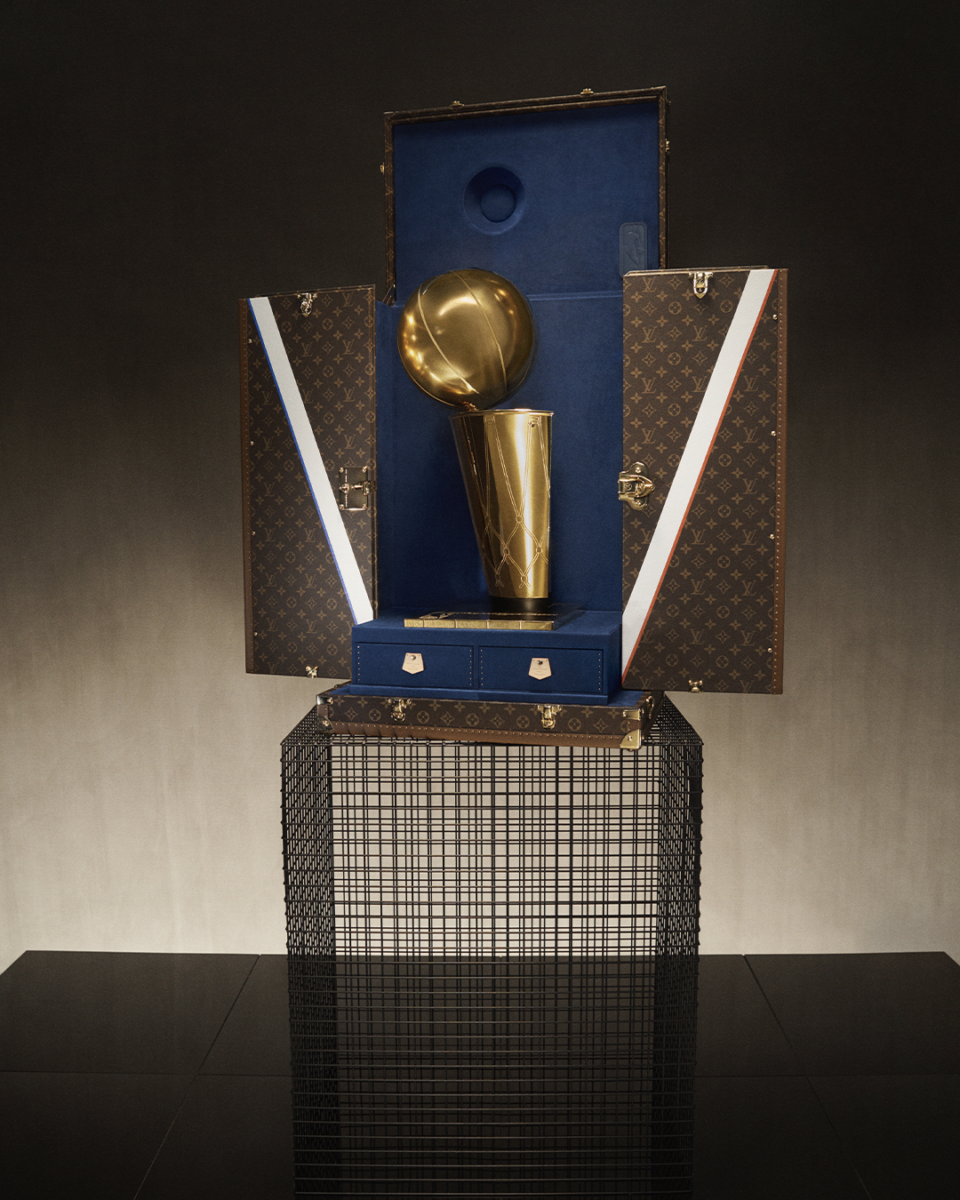 Louis Vuitton создал кейс для трофея NBA (фото 1)