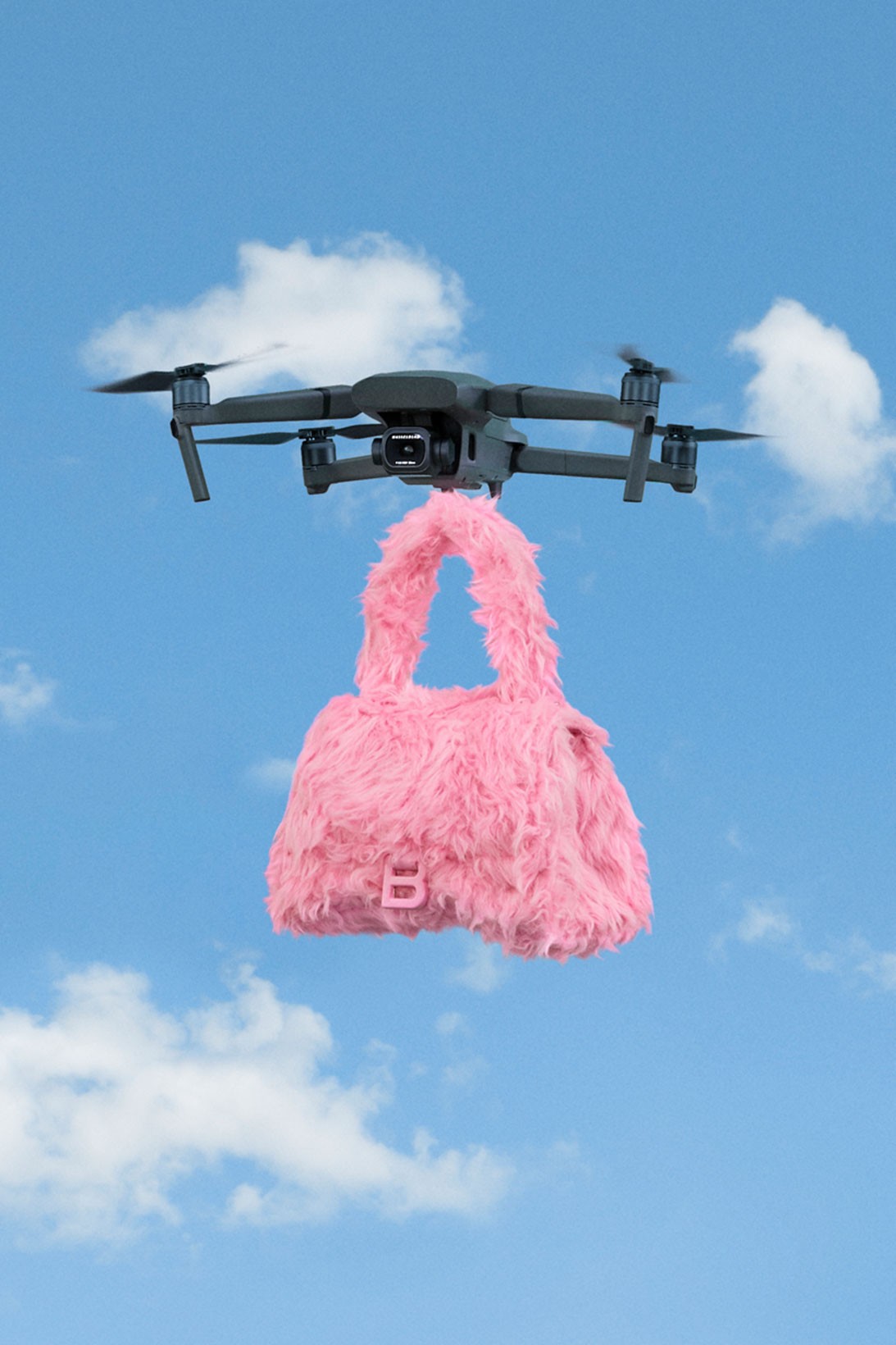Balenciaga выпустил пушистые розовые сумки к китайскому Дню всех влюбленных (фото 4)