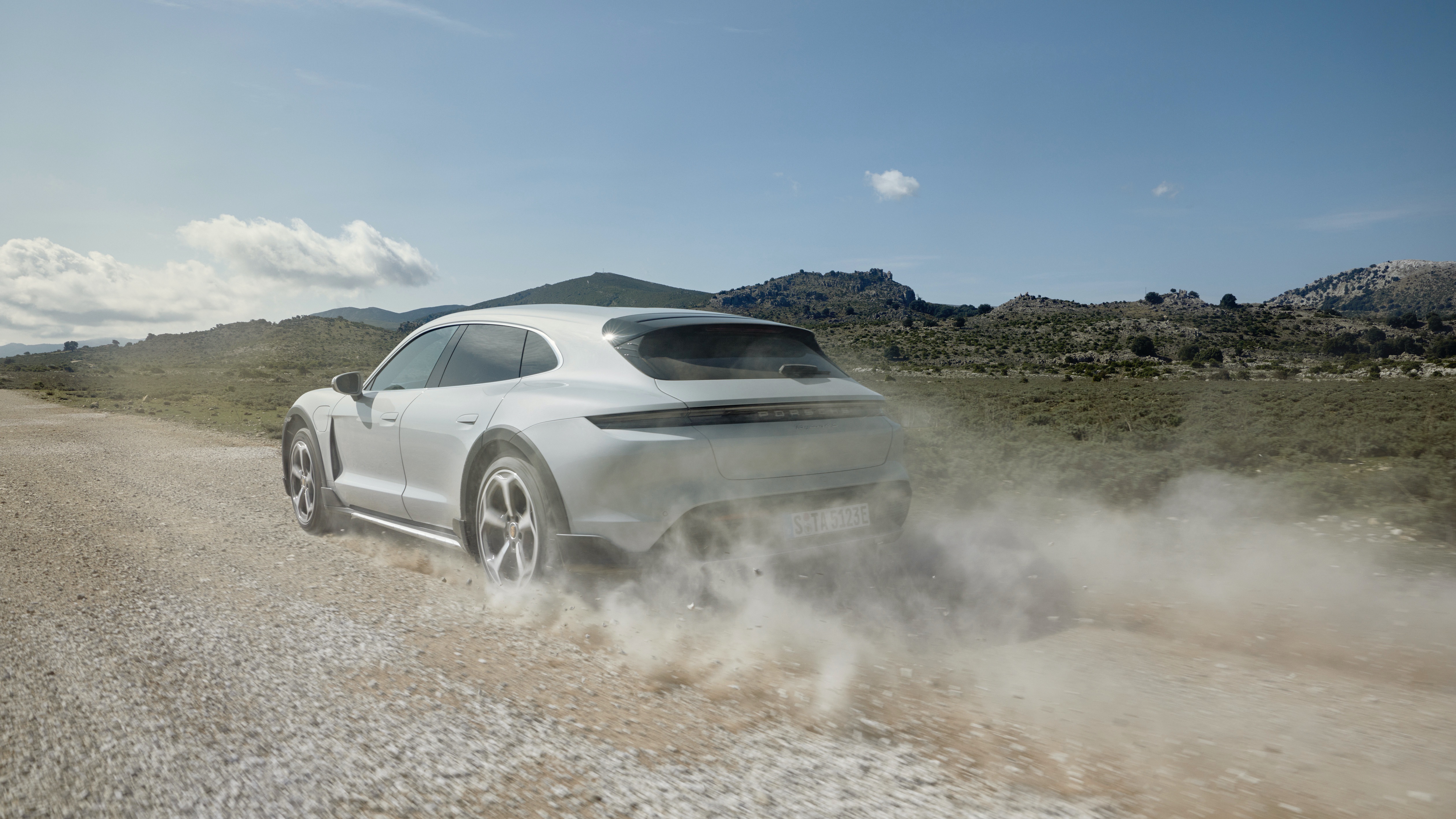 Porsche представил новый универсальный электрокар Taycan Cross Turismo (фото 10)