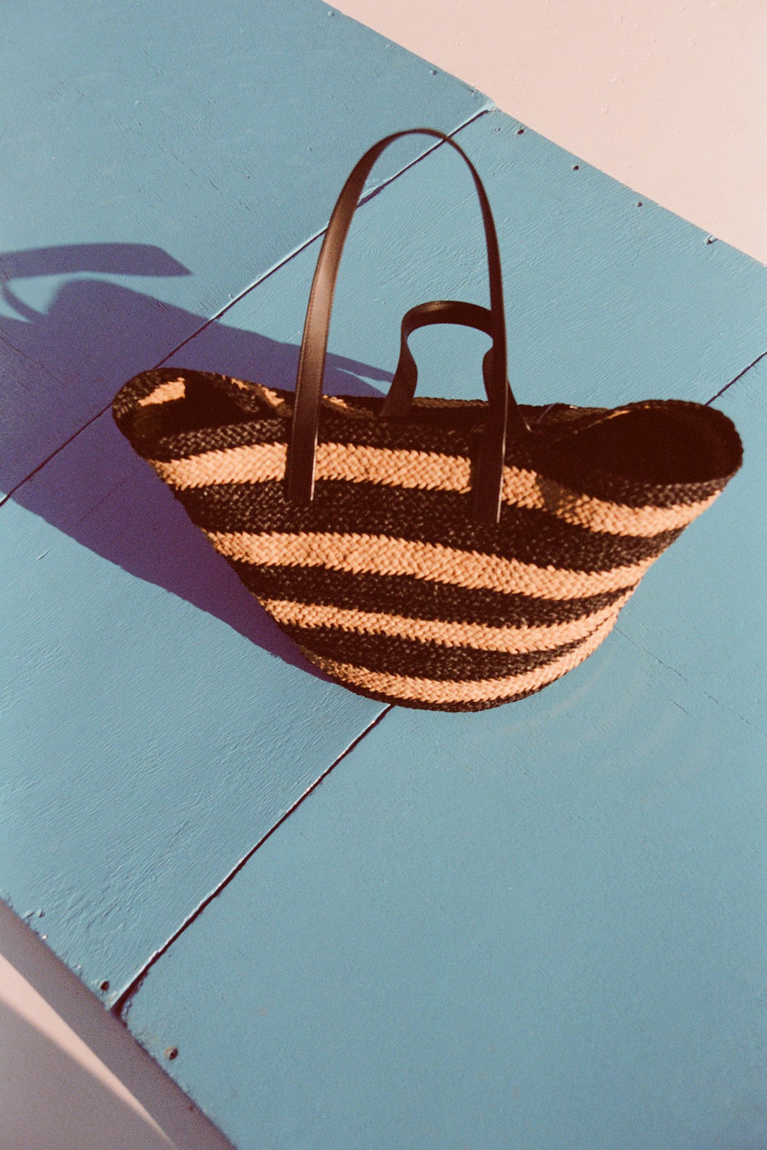 Saint Laurent выпустил капсулу с козырьками от солнца и плетеными сумками (фото 9)