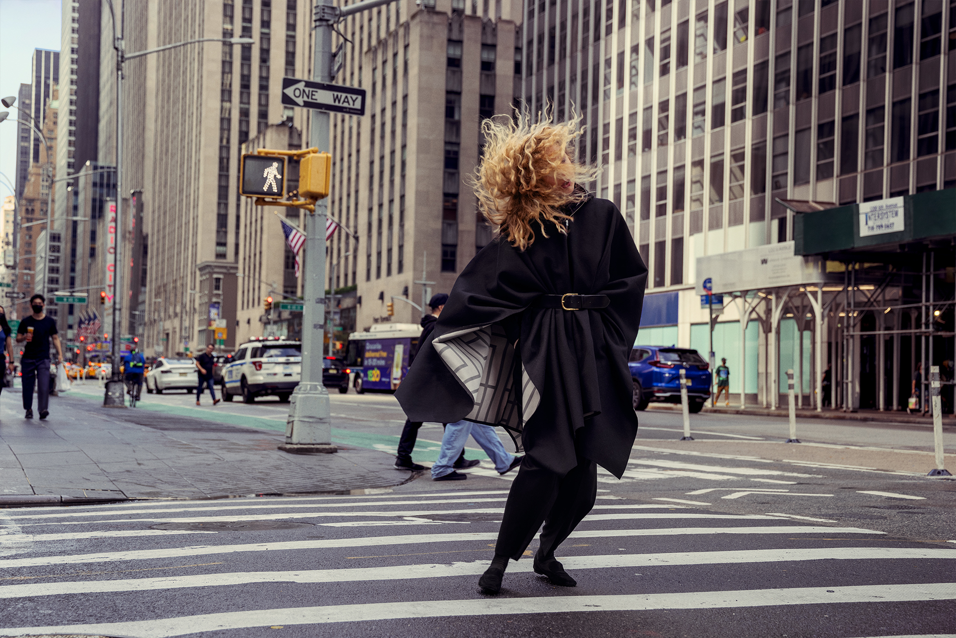Ракель Циммерман гуляет по Нью-Йорку в новой кампании Totême (фото 6)