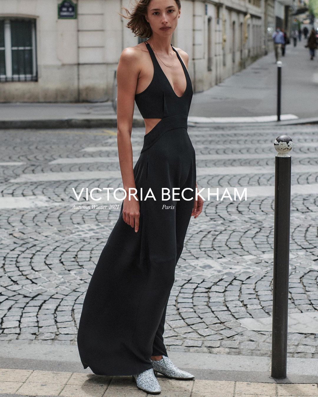 Модель Александра Агостон гуляет по Парижу в новой кампании Victoria Beckham (фото 7)