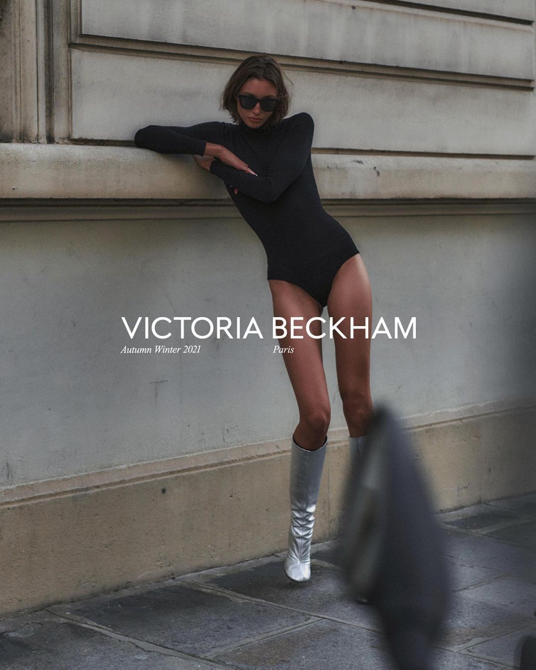 Модель Александра Агостон гуляет по Парижу в новой кампании Victoria Beckham (фото 4)