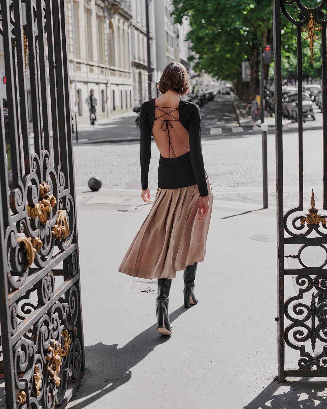 Модель Александра Агостон гуляет по Парижу в новой кампании Victoria Beckham (фото 1)