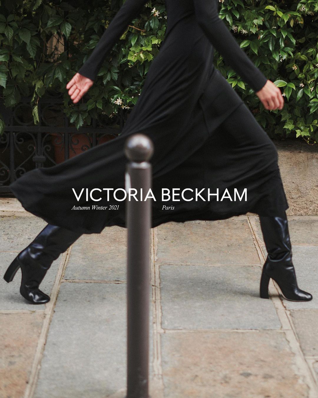 Модель Александра Агостон гуляет по Парижу в новой кампании Victoria Beckham (фото 9)