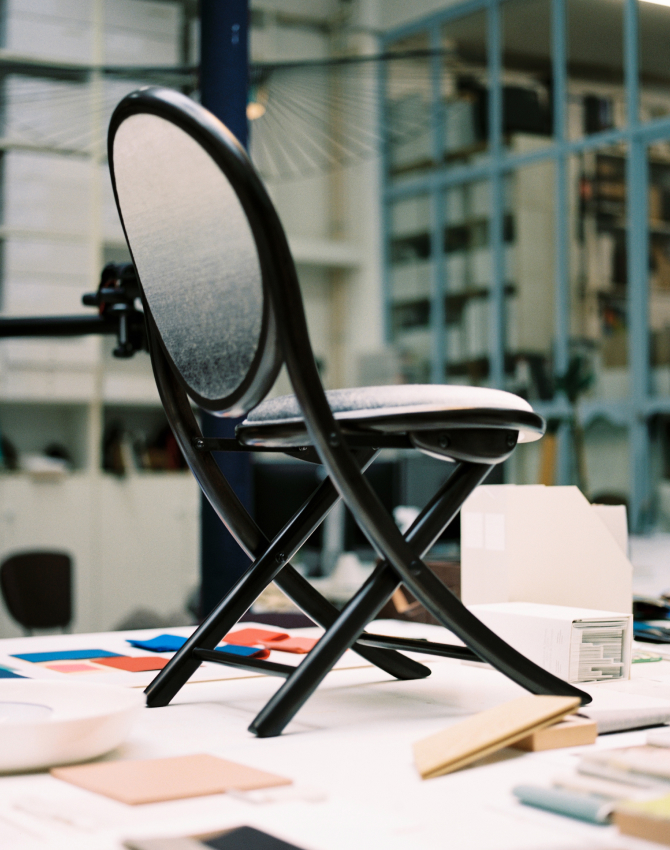 Dior представил арт-стулья для выставки Salone del Mobile в Милане (фото 4)