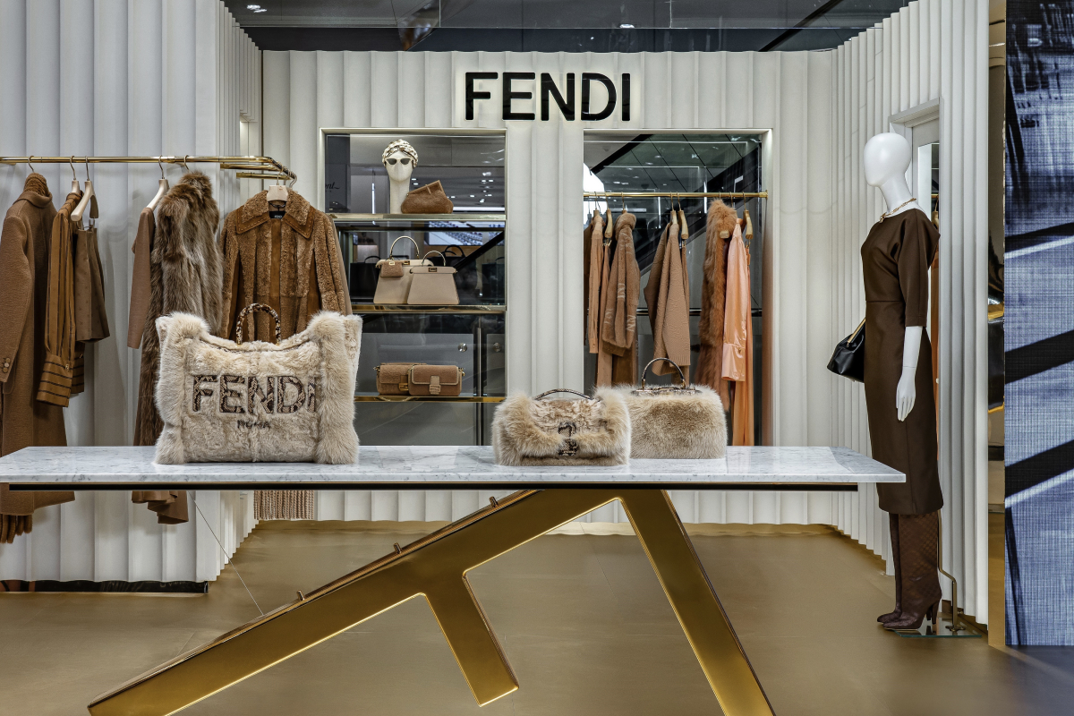 В ЦУМе открылся поп-ап с осенне-зимней коллекцией Fendi (фото 2)