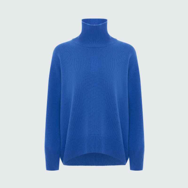 Синий свитер, как у Дженнифер Энистон в «Утреннем шоу», — наше спасение на осень. Вот 10 уютных вариантов (фото 1)
