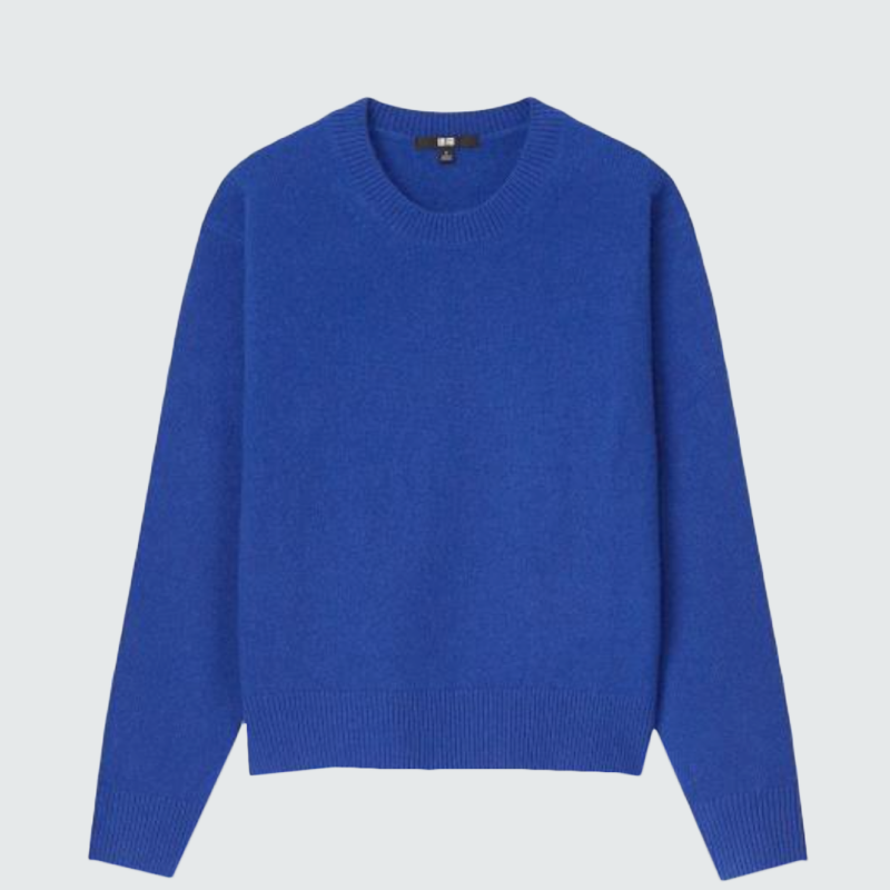 Синий свитер, как у Дженнифер Энистон в «Утреннем шоу», — наше спасение на осень. Вот 10 уютных вариантов (фото 21)