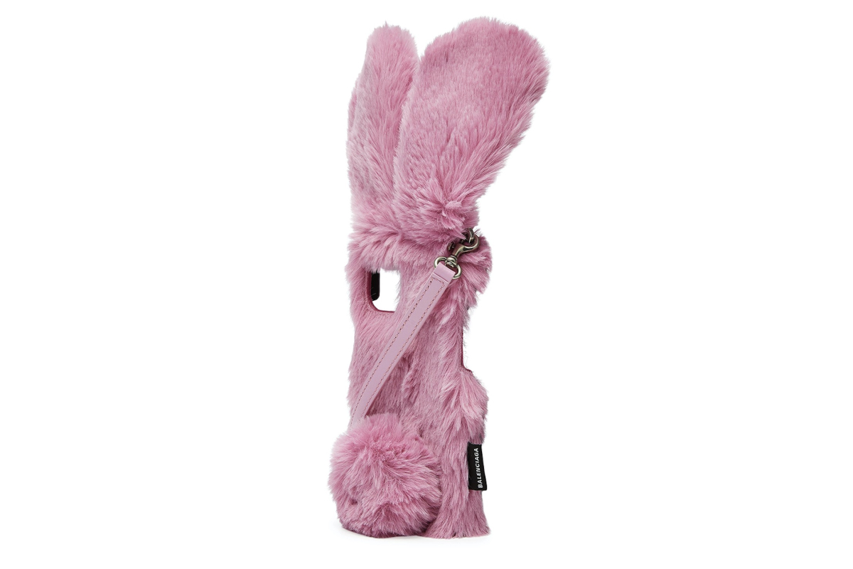 Balenciaga выпустил пушистый чехол для iPhone с кроличьими ушами и хвостом (фото 2)