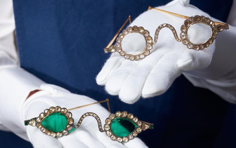 На аукционе Sotheby's выставили очки с линзами из алмазов и изумрудов (фото 1)