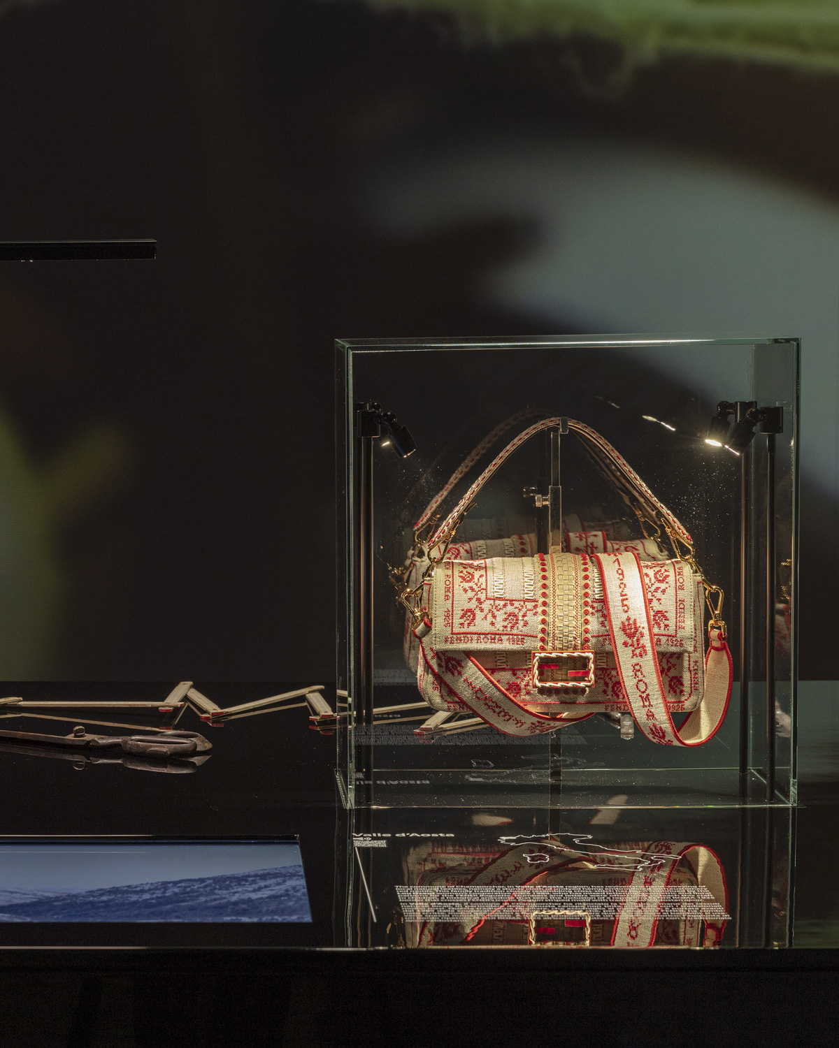 Fendi откроет выставку, посвященную культовой сумке Baguette (фото 4)