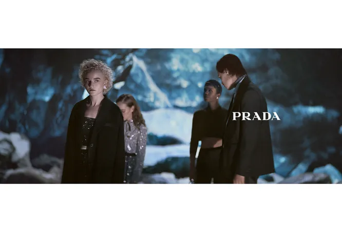 Шира Хаас из «Неортодоксальной» снялась в рождественской кампании Prada (фото 3)