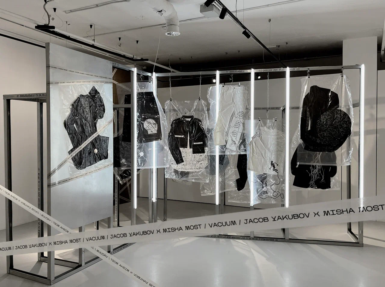 В галерее фонда Ruarts открылась выставка Джейкоба Якубова и Миши Most о вакууме (фото 4)