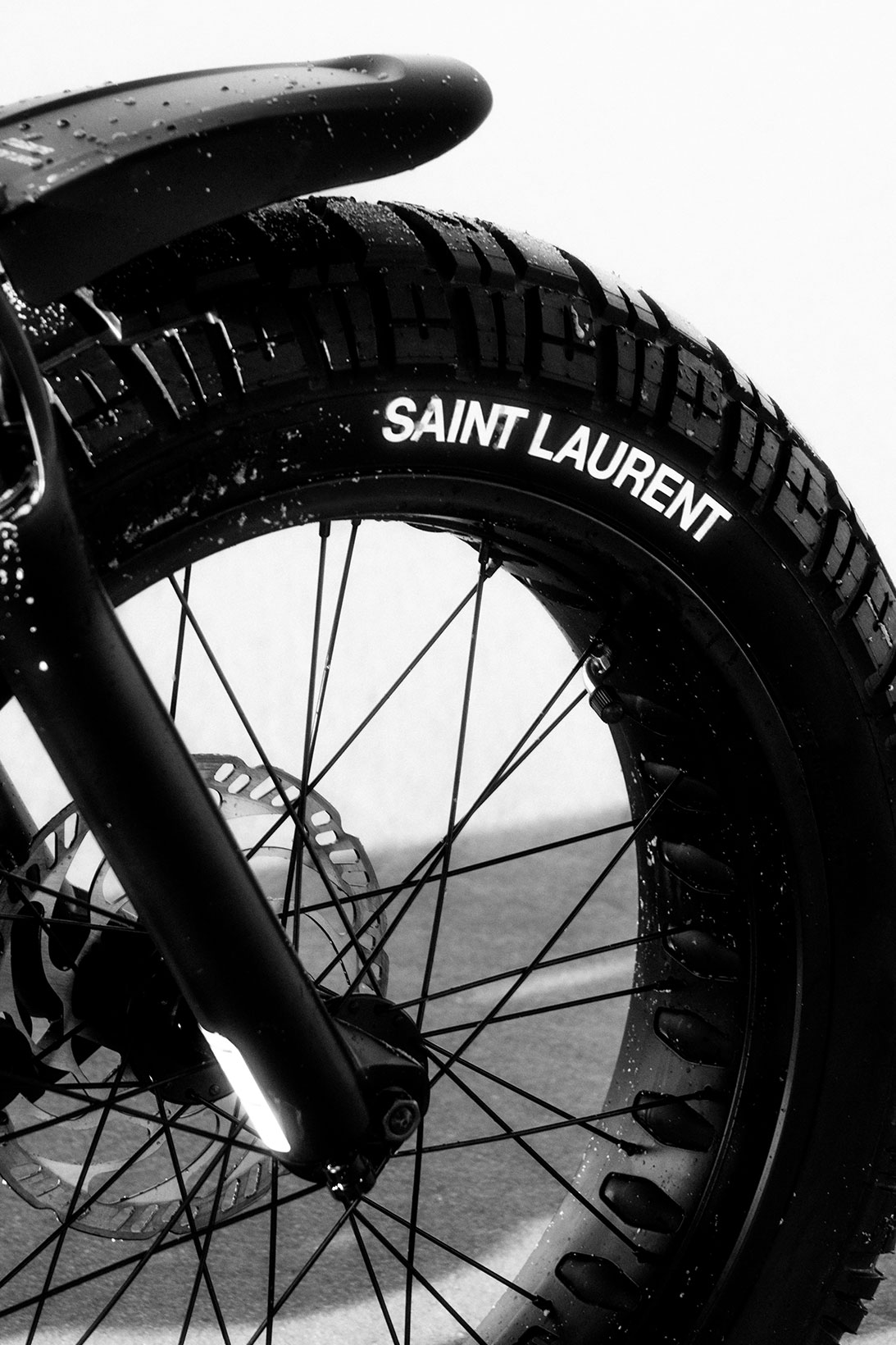 Saint Laurent выпустил электробайк за 6 500 долларов (фото 8)