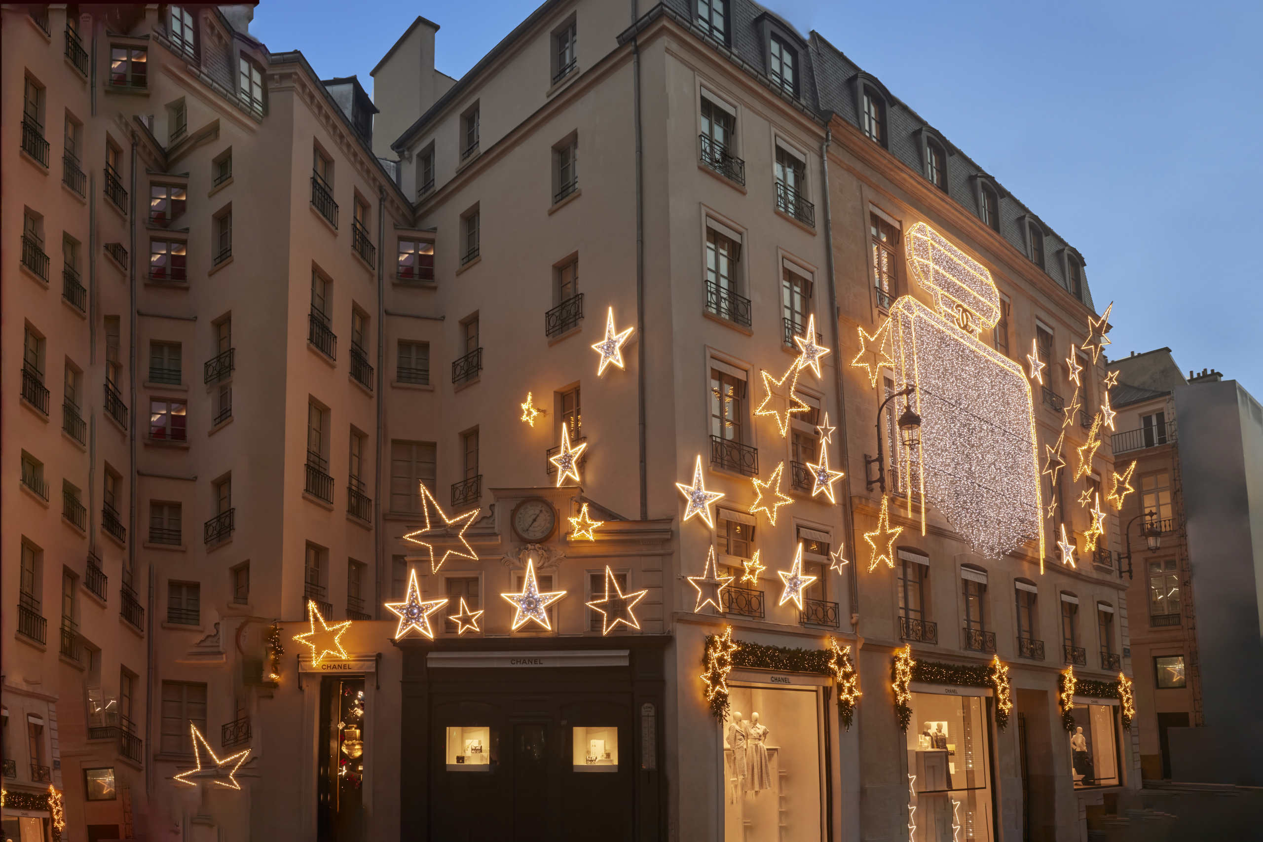 Chanel установил новогоднюю инсталляцию в Париже (фото 3)