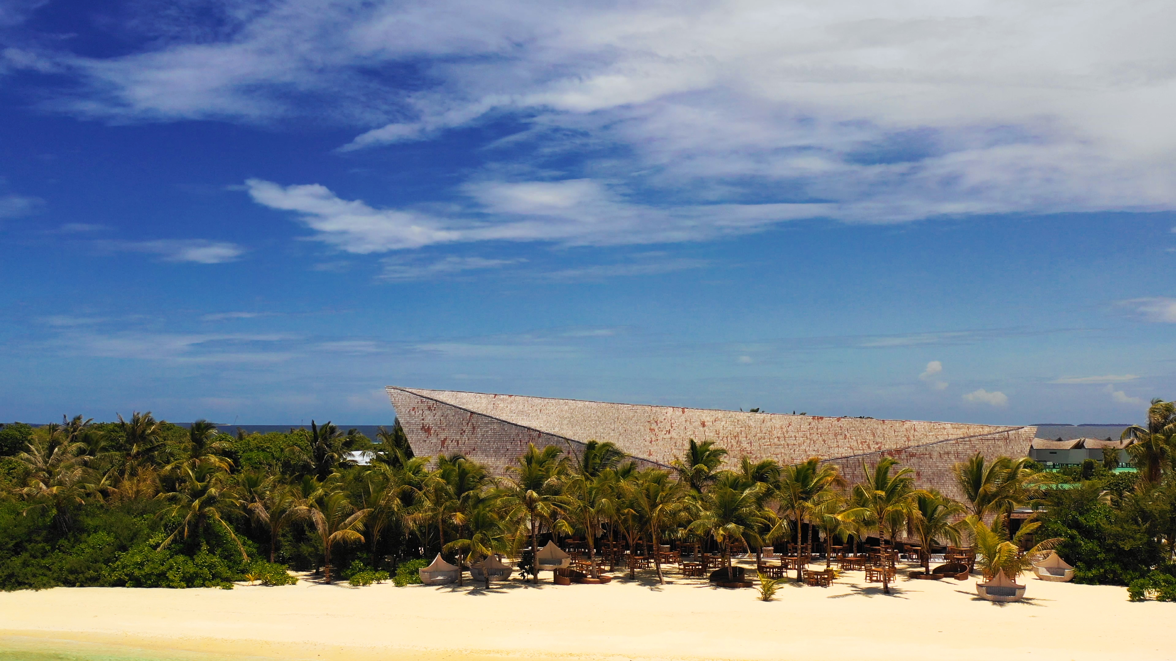 Курорт для тех, кто жаждет перемен, — Mövenpick Resort Kuredhivaru Maldives (фото 1)