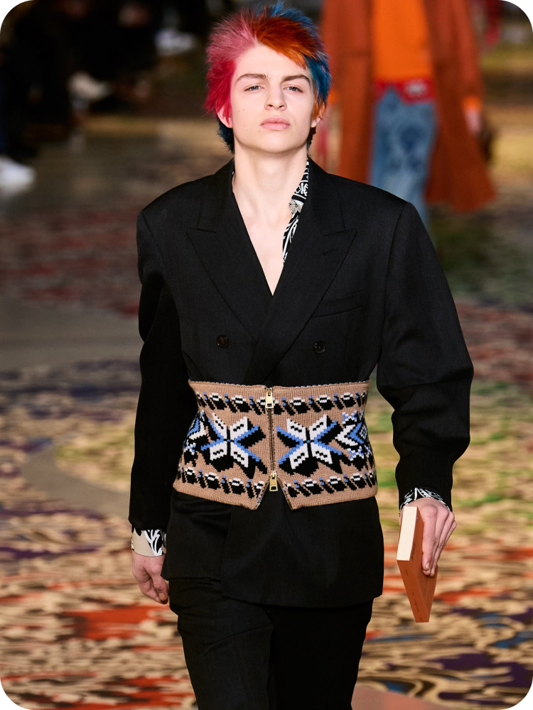 На Неделе моды в Милане мужчины вышли в колготках и бабушкиных панталонах