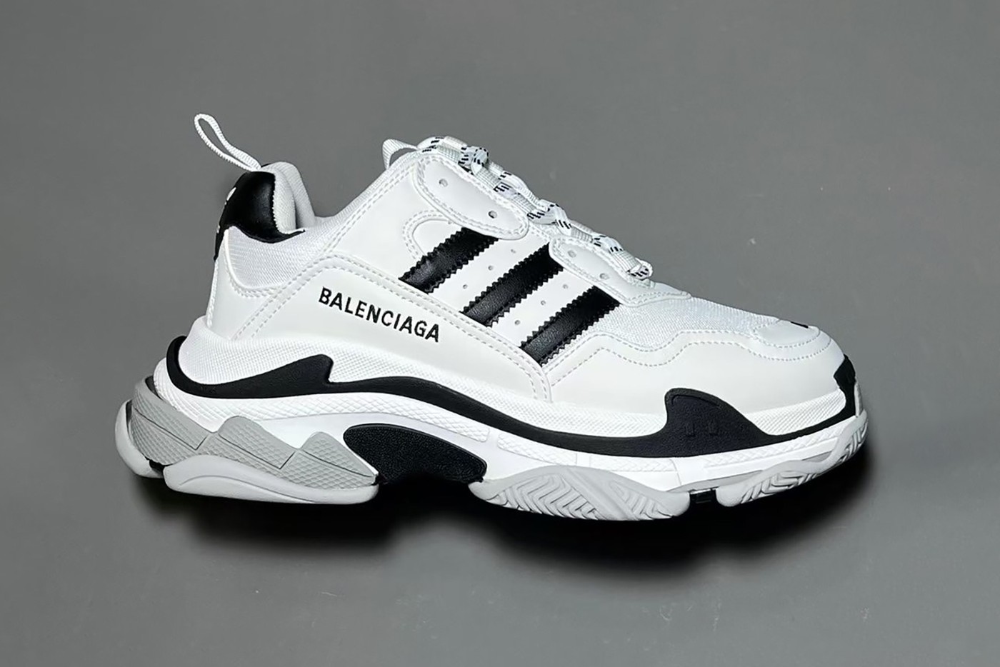 В Сети появились изображения кроссовок из коллаборации Balenciaga и adidas (фото 1)