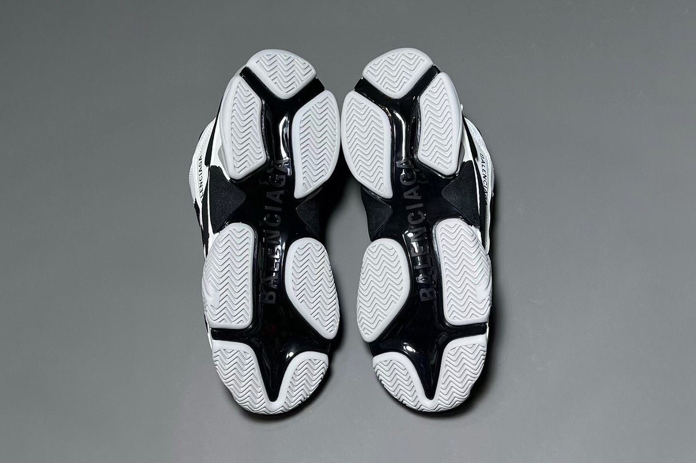 В Сети появились изображения кроссовок из коллаборации Balenciaga и adidas (фото 5)