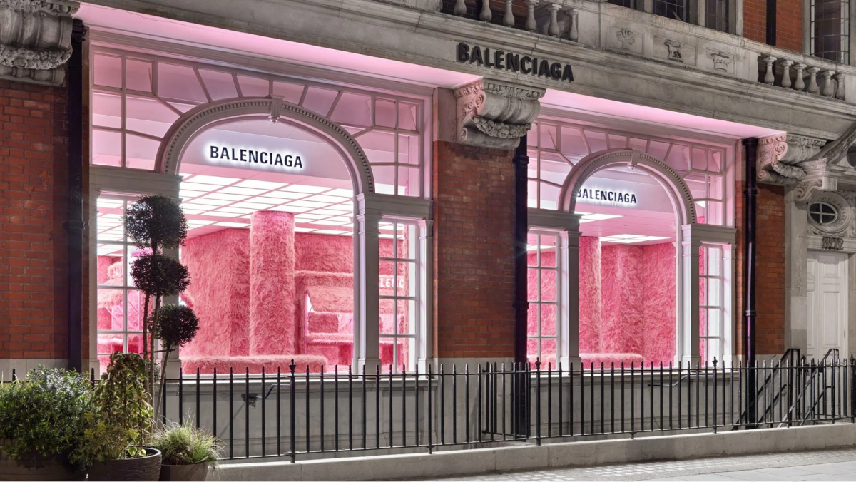 Balenciaga декорировал бутик на лондонской Mount Street розовым мехом (фото 1)